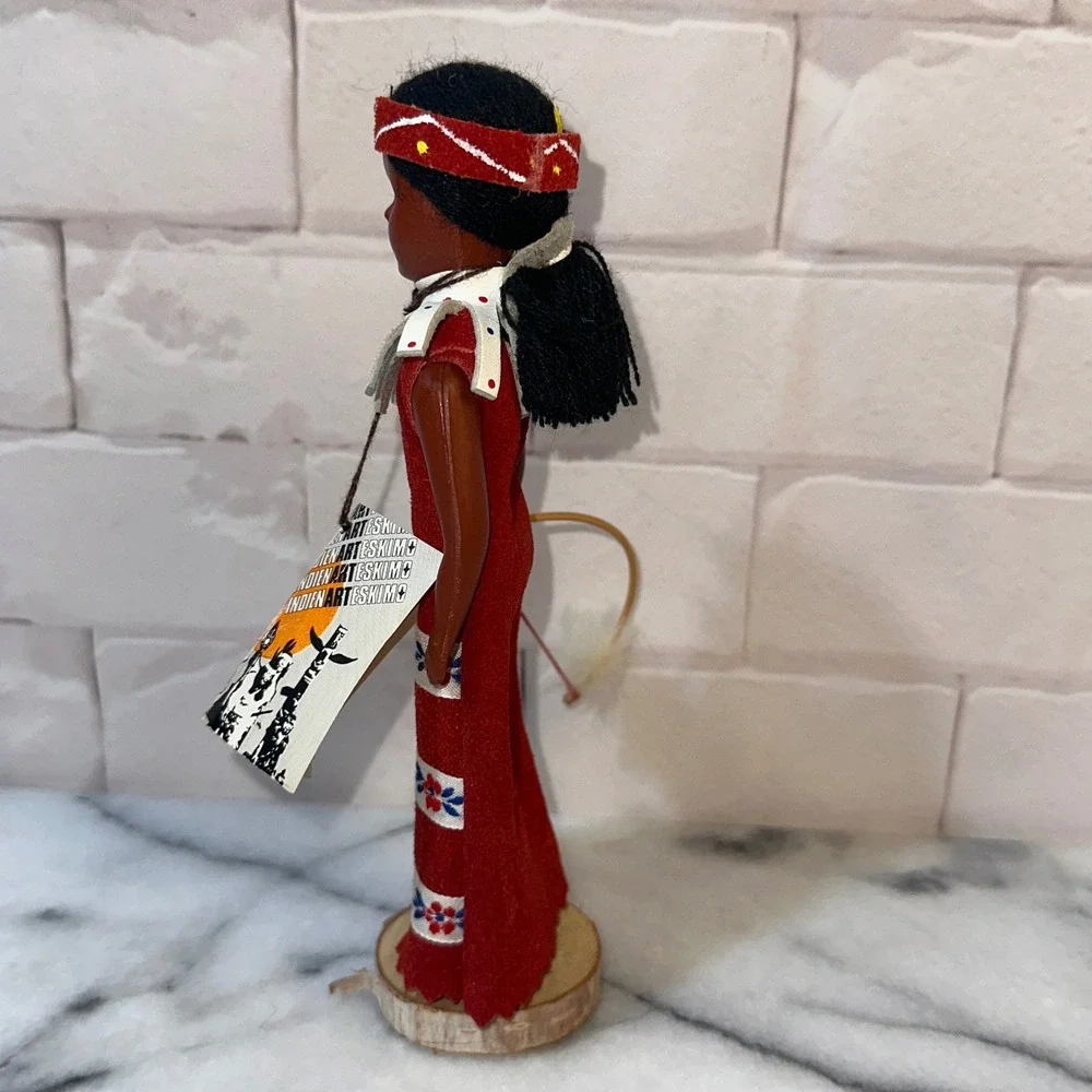 Indien Art Eskimo Inc Canada Souvenir Doll Style 601 Red Dress St-Tite Quebec